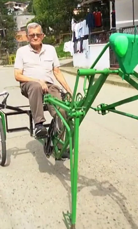 Enrique Vélez atrage toate privirile atunci când se plimbă cu bicicleta lui neobişnuită