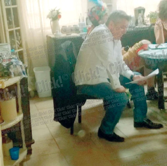 Dan Bittman citea ieri, concentrat, scenariul, pe platourile de filmare de la Buftea