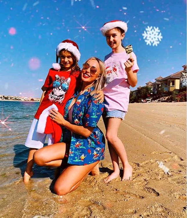 Raluca Zenga a cântat colinde  cu copilașii ei pe plaja din Dubai