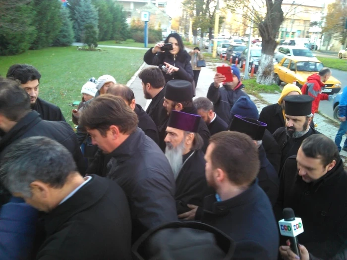 IPS Teodosie, înconjurat de preoţi FOTO news.ro