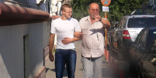 Suspectul a fost însoțit de tatăl său
