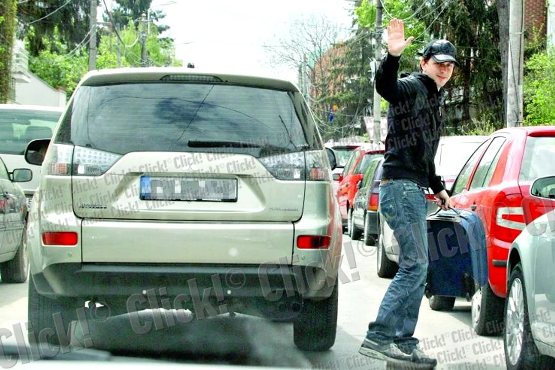 Salută, politicos, maşina care a trebuit  să aştepte după el