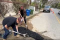 Arnold Schwarzenegger umplând gropile din asfalt Foto Twitter arhiva personală jpg