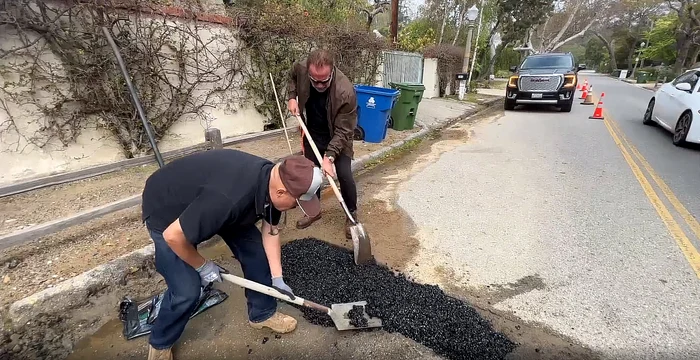 Arnold Scwarzenegger reparând gropile din Brentwood, Los Angeles.