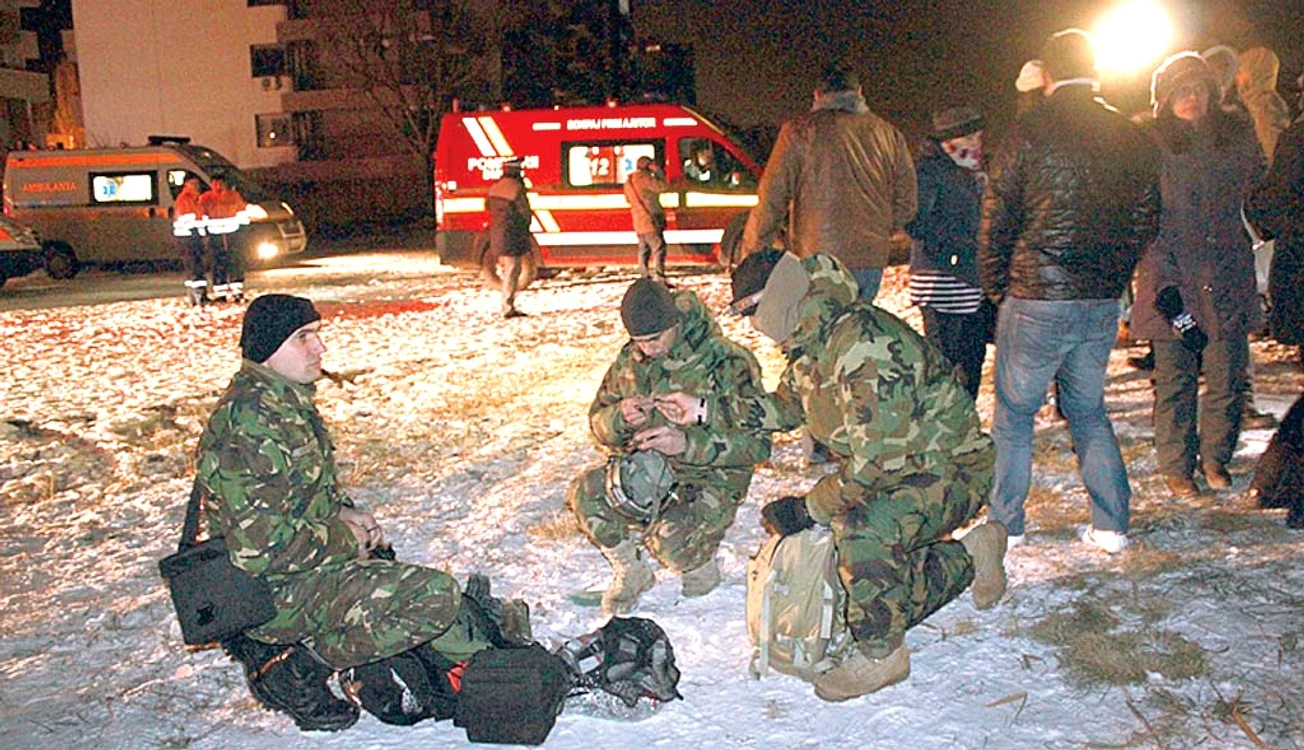 La intervenţie au participat pompieri, scafandri, medici şi jandarmi