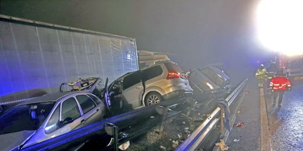 Accident in lant in Slovenia 30 ianuarie 2015 FOTO spbvoditel.ru