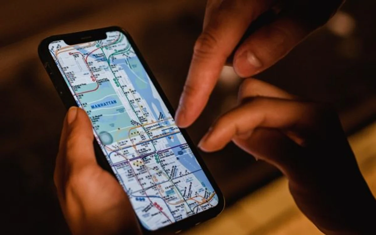 hărţi telefon_Securitatea datelor_foto_pexels.com