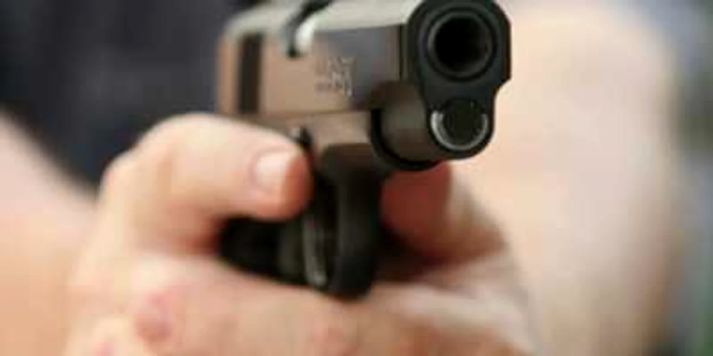Tănărul a ameninţat-o pe vânzătoare cu un pistol de jucărie (foto Mediafax) 