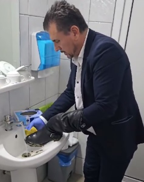 Primarul care spală cizmele sătenilor supărați pe lucrări. O femeie și-a lăsat încălțările pline de noroi la geamul lui VIDEO 