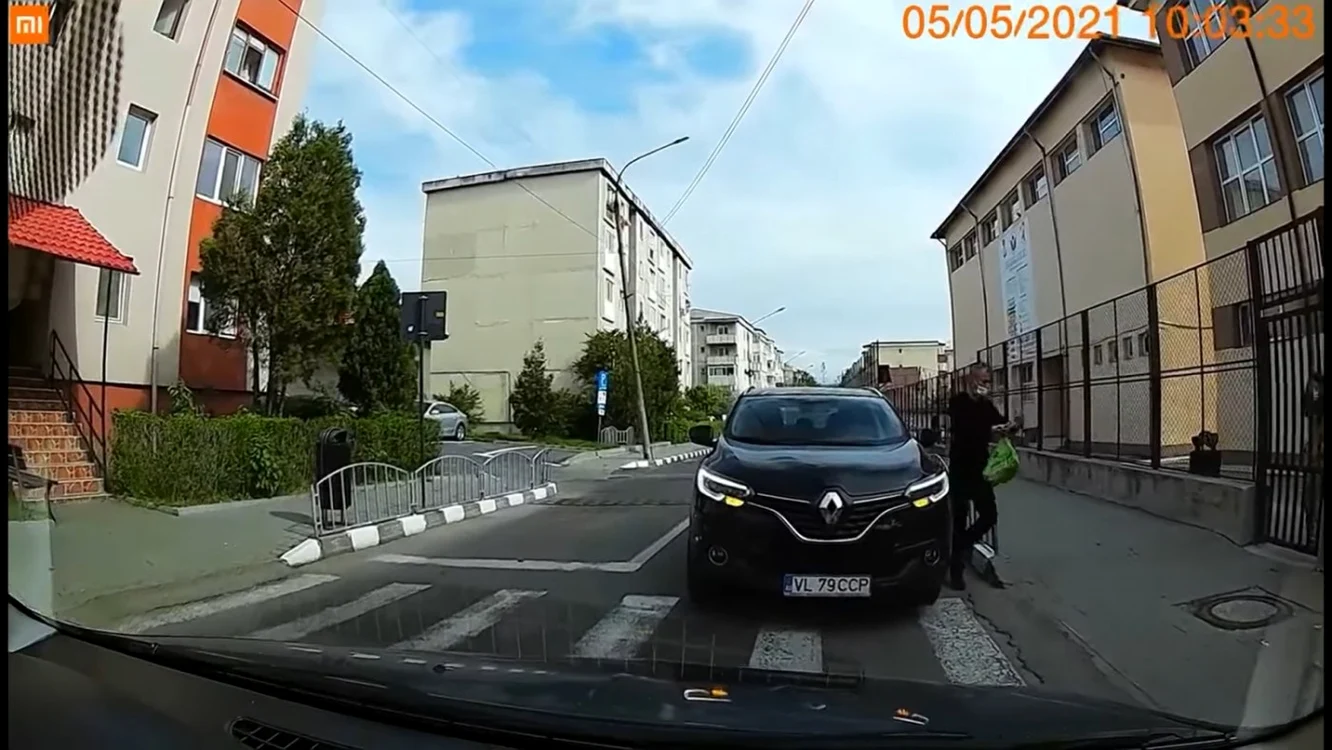 Şef unui post de poliţie surprins că a oprit maşina pe contrasens, pe o trecere de pietoni, în Râmnicu Vâlcea; Foto Facebook „Ai parcat ca un bou Valcea”