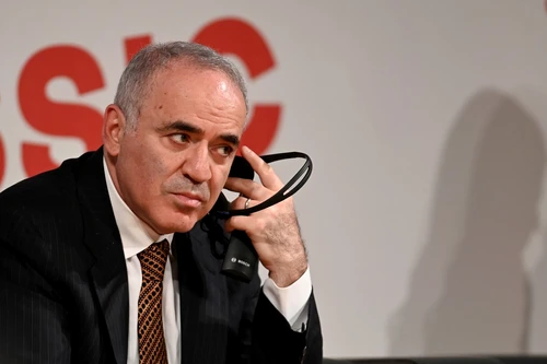 Garry Kasparov tine un discurs la Varsovia