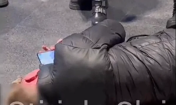 Un băiat de 14 ani a fost plasat în arest la domiciliu pentru 30 de zile după ce a bătut un adolescent într-un mall din Cluj