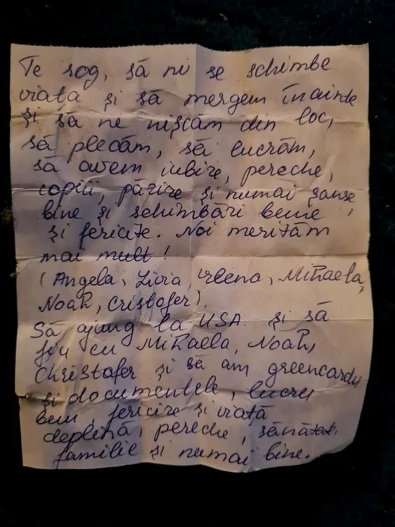 Bileţele acatiste în română şi ebraică în piatra desprinsă din blocul de marmură de la Hagia Sofia din Istanbul Turcia Sursa sabat.com.tr