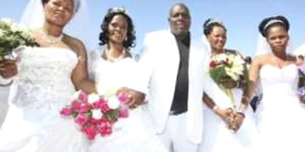 Un sud-african s-a căsătorit cu patru femei în cadrul aceleiaşi ceremonii