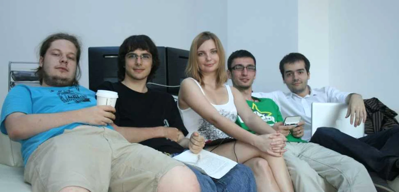 Echipa Gameleon, în momentul dezvoltării jocului Bugtopia: Shay, Mihaela, Adi şi Victor