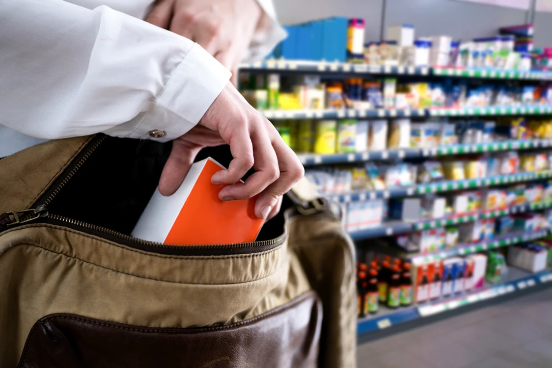 Bărbatul ar fi sustras mai multe produse dintr-un magazin. FOTO Shutterstock 