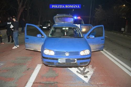 Maşina în care se plimbau spărgătorii Magazinului Flanco prin Râmnicu Vâlcea Foto Poliţia Română