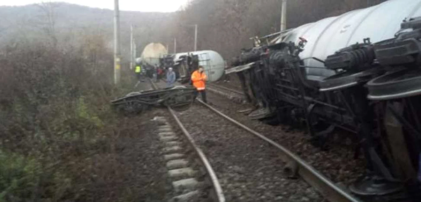 Pompierii au intervenit în zonă pentru că au fost scurgeri de motorină. Foto: ISU Braşov