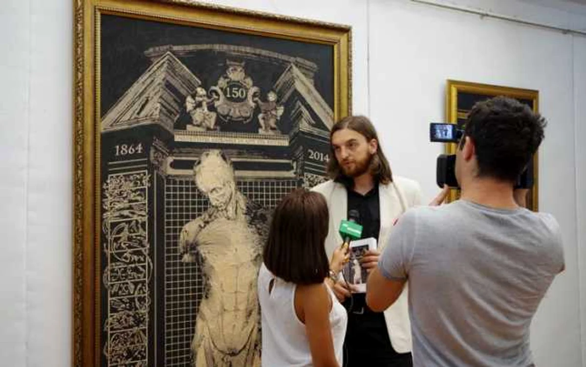 ZuZu Caratănase în faţa unei lucrări proprii FOTO Adevărul