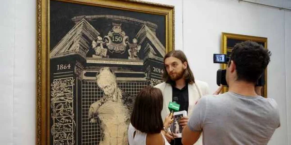 ZuZu Caratănase în faţa unei lucrări proprii FOTO Adevărul