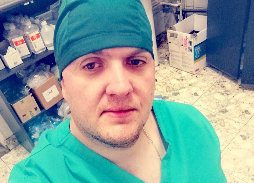 Moartea bizară a unui asistent medical în vârstă de 30 de ani, aparent fără o cauză. Poliția așteaptă rezultatul necropsiei