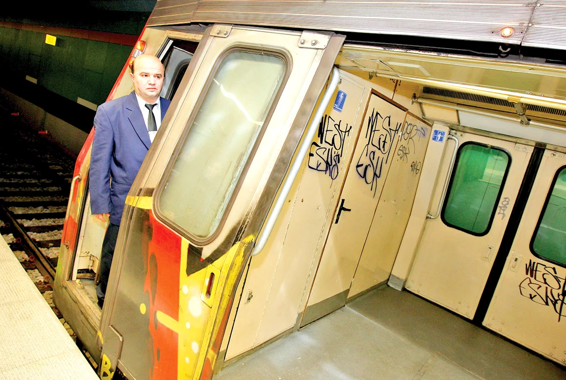 La metroul bucureştean găseşti fel de fel de mesaje vulgare