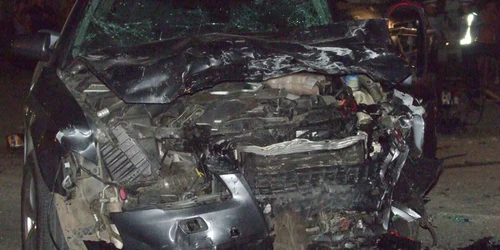 Cele două maşini s-au ciocnit frontal/ foto Arhivă ADS