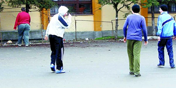 Elevii au ieşit în pauză să joace fotbal