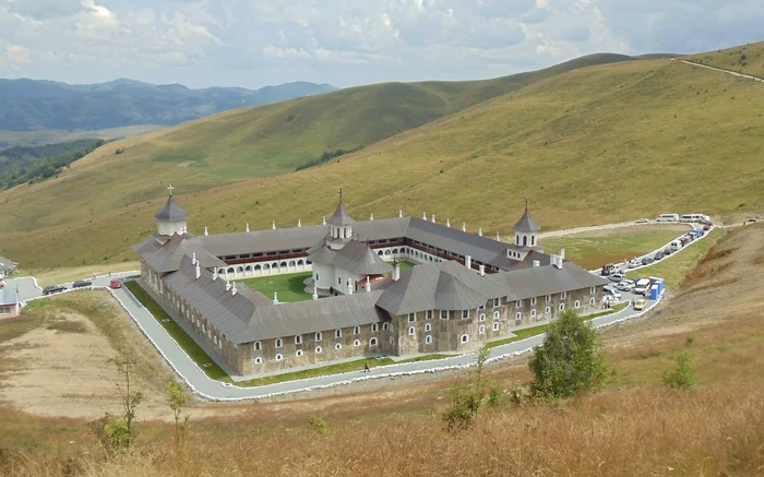 Mînăstirea are forma unei cetăți FOTO Oprea Anișor