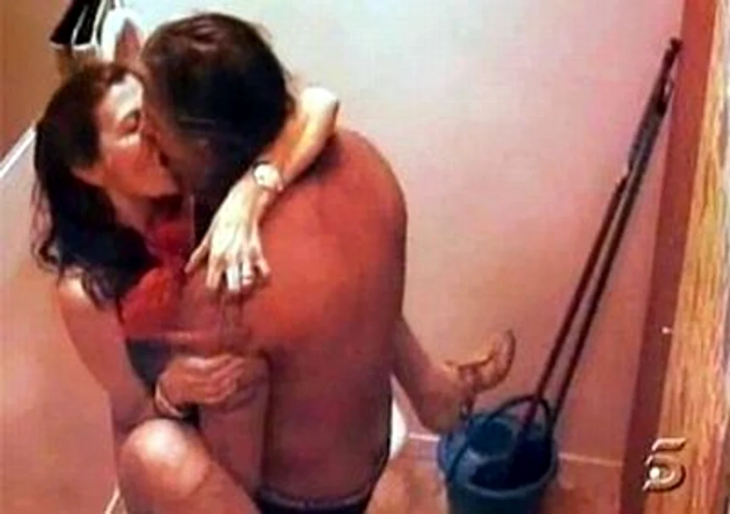 Ana şi Nico, scene fierbinţi în dulap