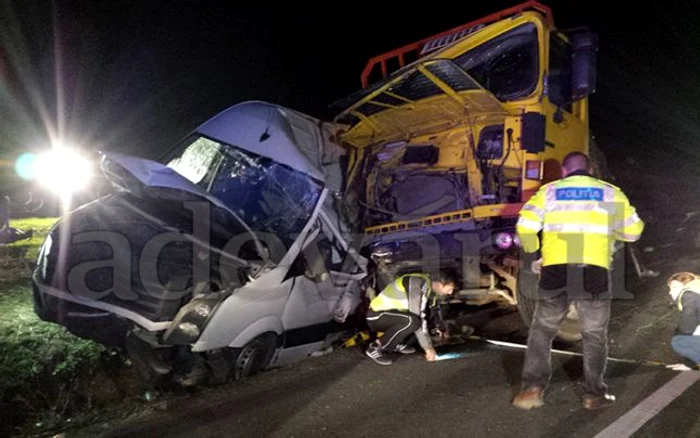 
    Un autocamion plin cu cherestea s-a răsturnat peste un microbuz  
