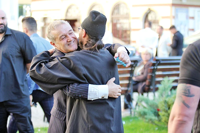 Bucuros de revederea cu un călugăr