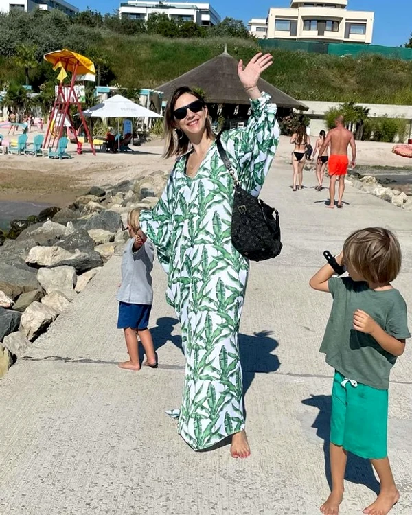 Andra pozează rar în costum de baie. Acum s-a ascuns în spatele lui David