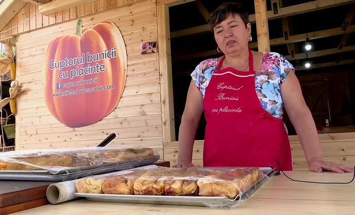 Doamna Belizan vinde plăcintele cu 20 de lei bucata. FOTO Iulian Bunilă