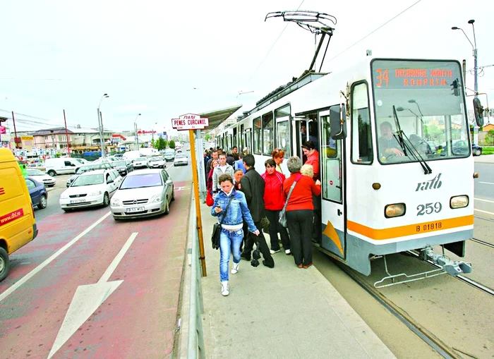 Lumea se înghesuie pe refugiul îngust, riscând să ajungă sub roţile tramvaiului