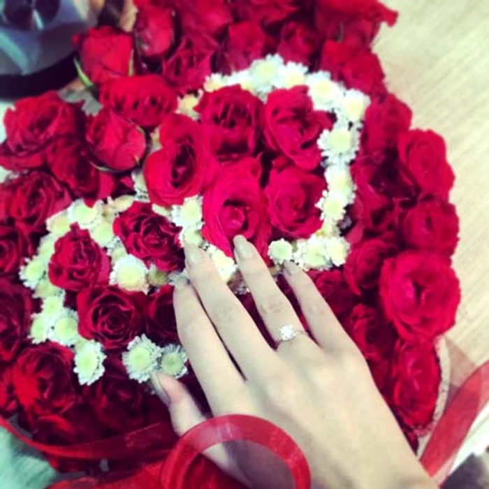 Gina a primit inelul de logodnă împreună cu un buchet de trandafiri roşii