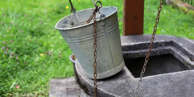 Fântână - galeata FOTO Shutterstock 