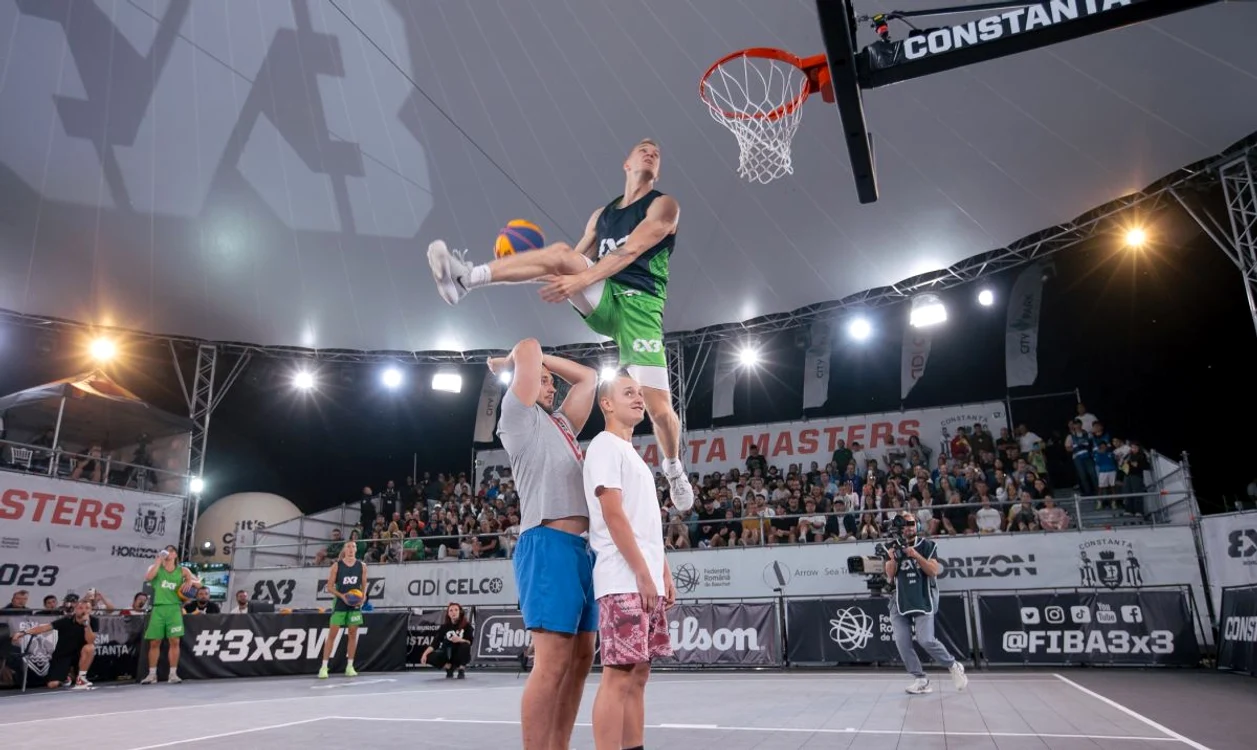 Concursul de slam-dunk a animat atmosfera