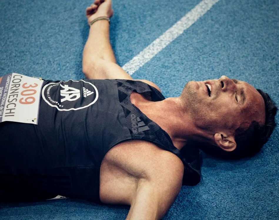 Așa arată un sportiv epuizat, după o cursă alergată într-un ritm nebun.