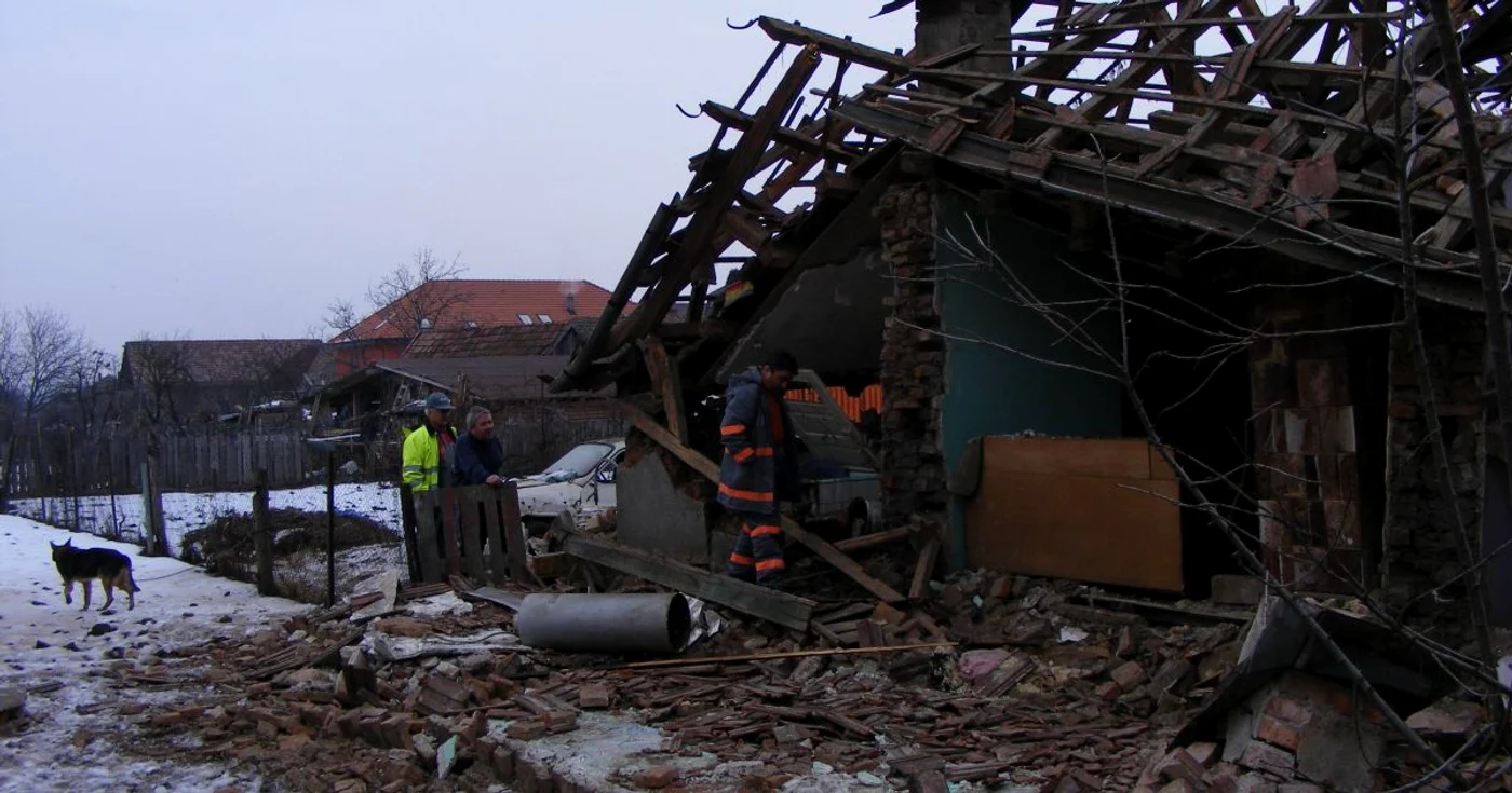 Angajaţii EON Gaz cercetează locul exploziei