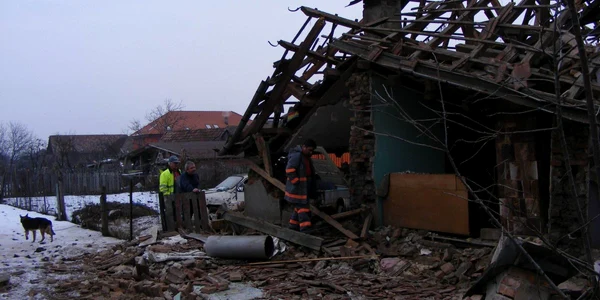 Angajaţii EON Gaz cercetează locul exploziei