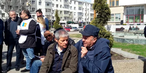 Cioloş, la
Slatina, în campania de strângere de semnături pentru Europarlamentare: „Dumneavoastră
l-aveţi aici pe domnul Vâlcov! Cum stă dânsul, îi sărac, aşa?“