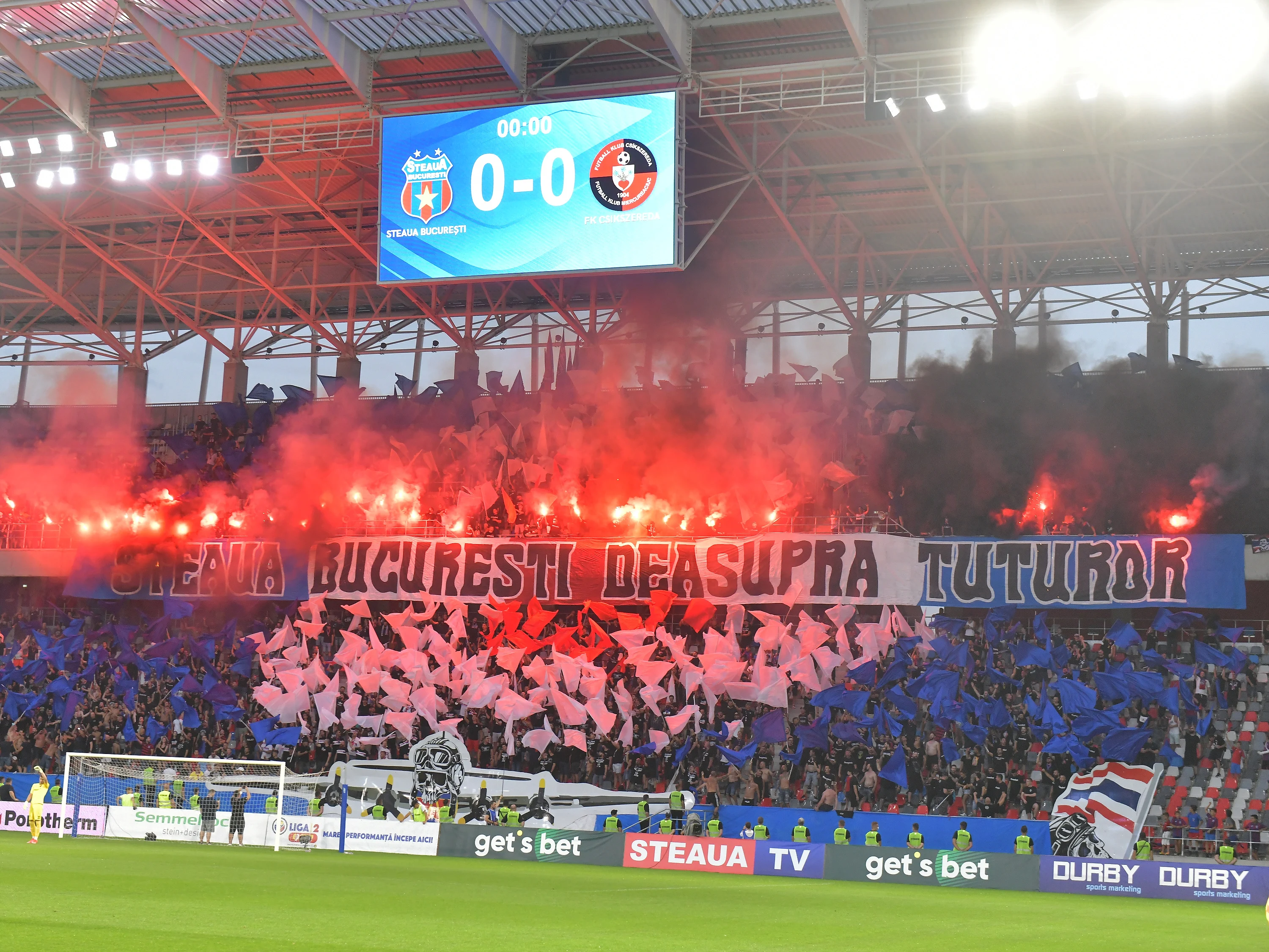 Suporteri steliști arestați după ce au bătut un dinamovist. Au capturat în trafic steagul rivalilor amenințând cu arma