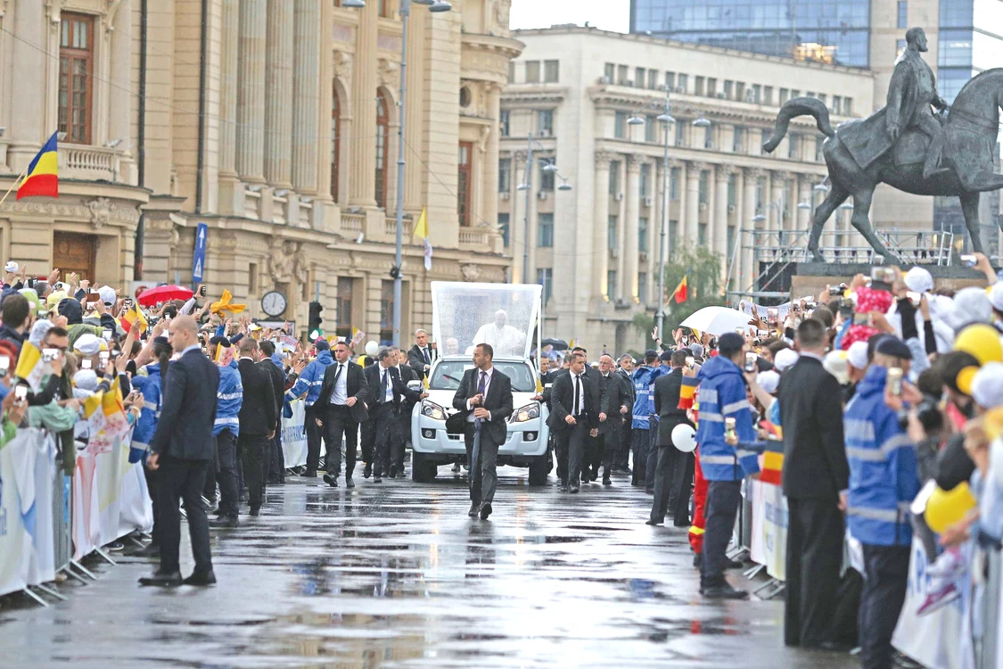 Bucureşti. 150.000 de oameni au ieşit pe străzi să-l salute pe Papă