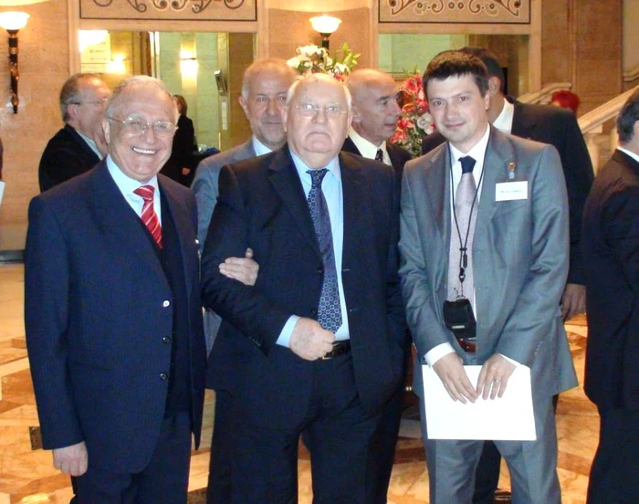 Foto 7. Ion Iliescu, Mihail Gorbaciov și Ionuț Vulpescu