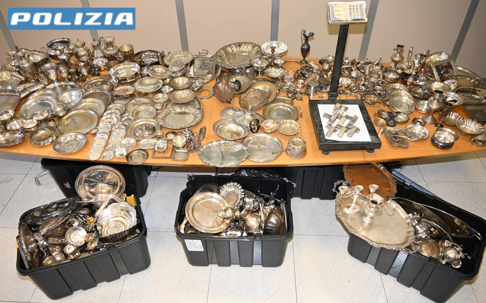 Un român, prins cu o comoară de 300 kg de argint și 61.000 de euro la Milano