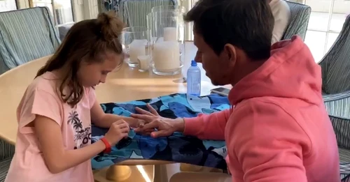 2 mark wahlberg unghii cu oja izolare coronavirus jpg jpeg