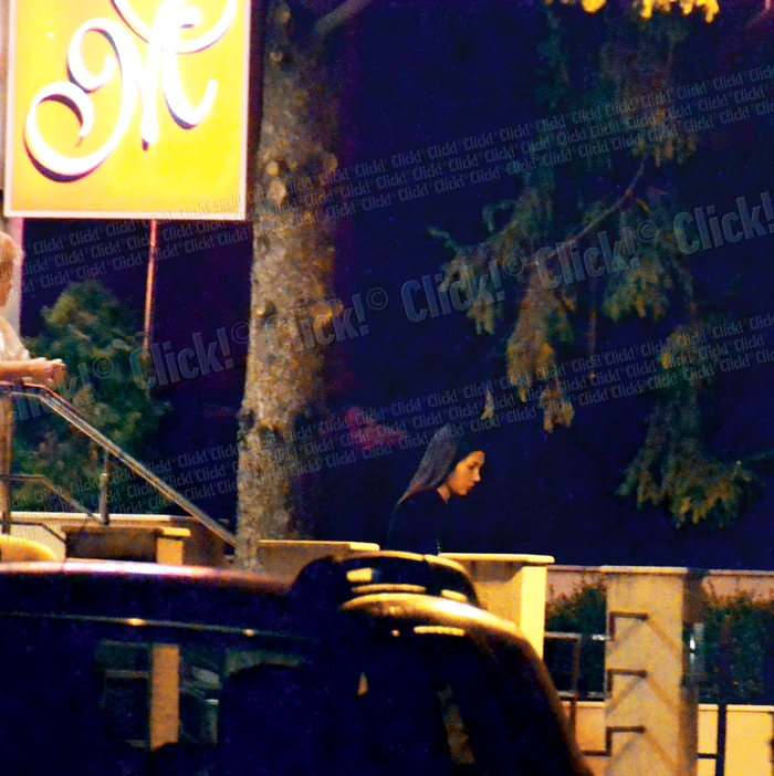 
    În toiul nopţii, pe o beznă  totală, Elena Băsescu iese  de la clinica de înfrumuseţare (Fotografii: Brigada diverse)  