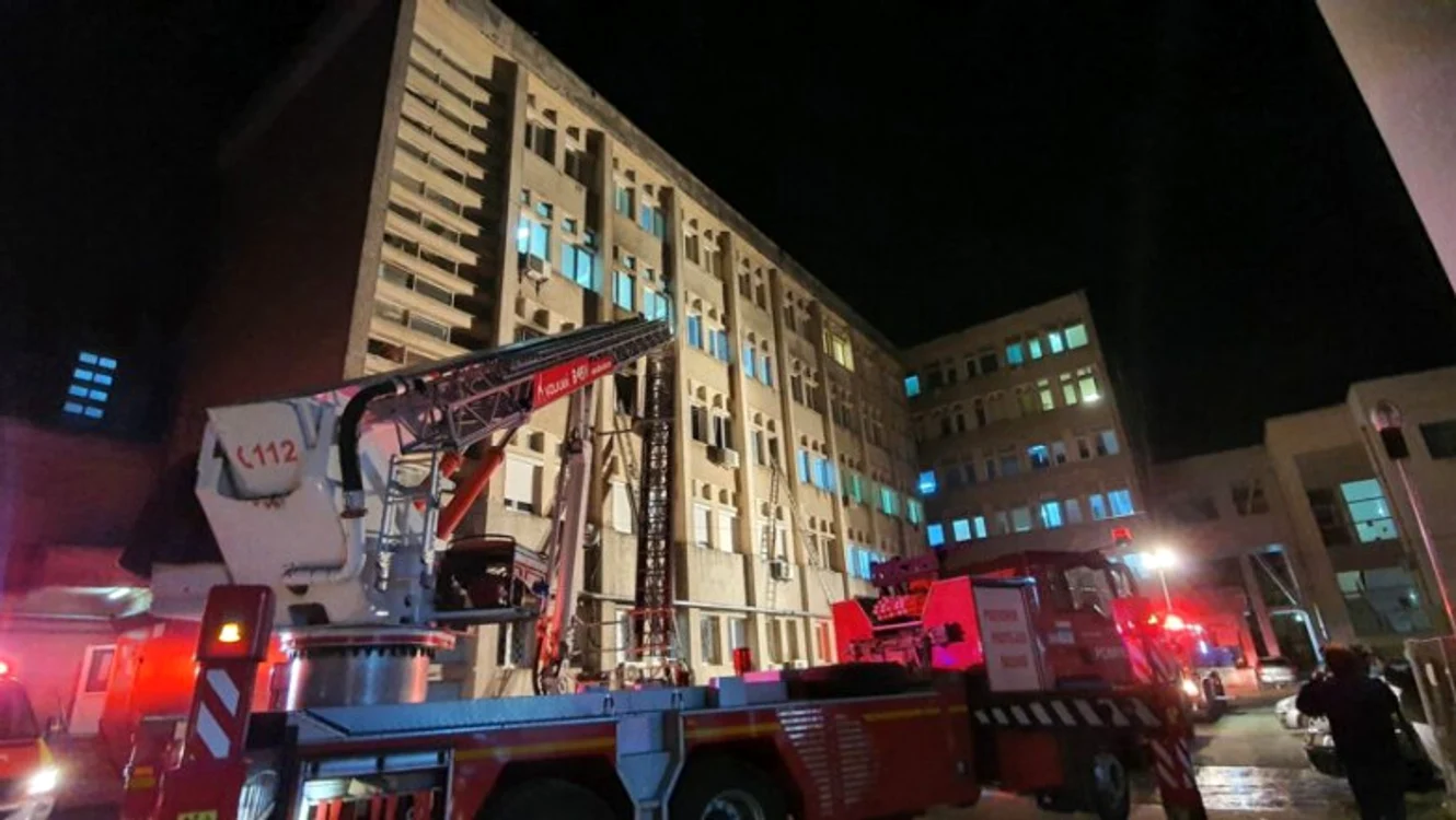 
     140 de pompieri s-au luptat aseară cu flăcările la Spitalul de Urgență din Piatra Neamț  