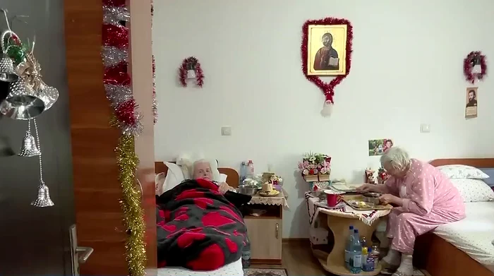 Camerele bătrânilor au fost împodobite FOTO Iulian Bunilă